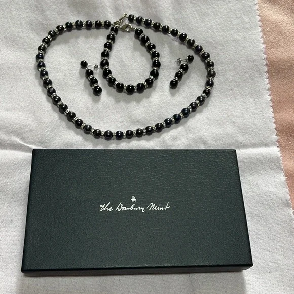 Danbury Mint Black Pearl Necklace Classic Elegance - Picture 6 of 7